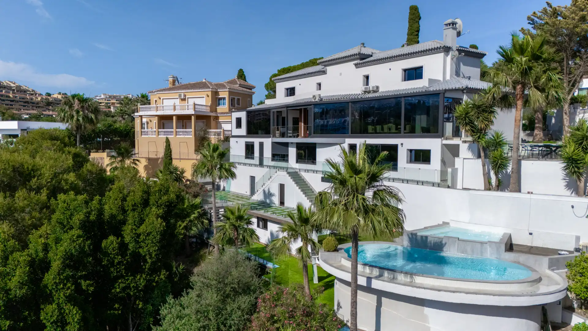 Vista exterior de Casa o xalet en venda en Benalmádena amb Aire condicionat, Calefacció i Jardí privat
