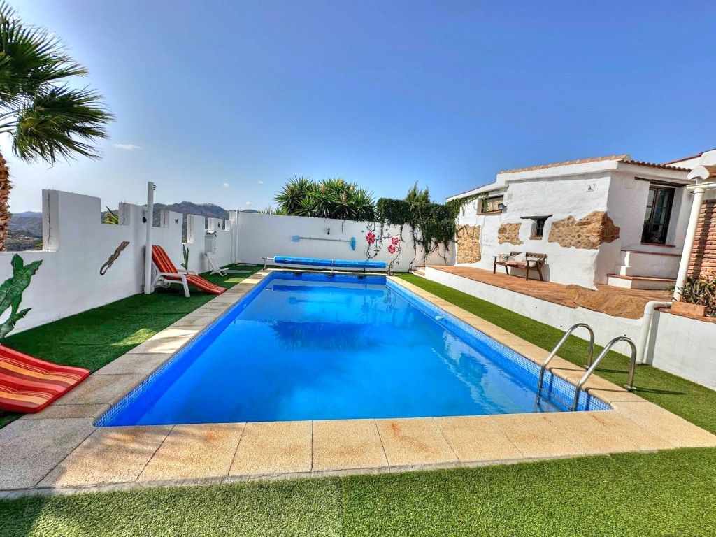 Piscina de Finca rústica en venda en Almáchar amb Piscina i Moblat