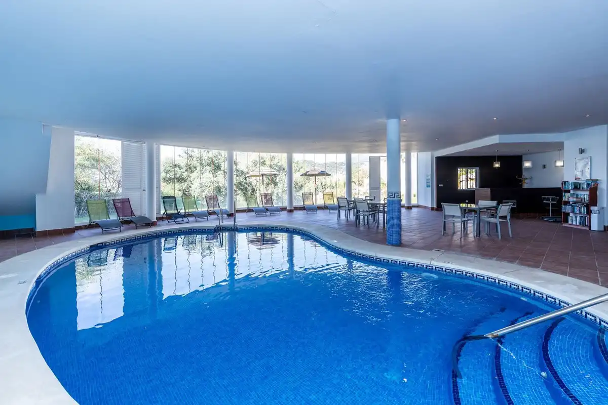 Schwimmbecken von Wohnungen zum Verkauf in Benahavís mit Klimaanlage, Privatgarten und Terrasse