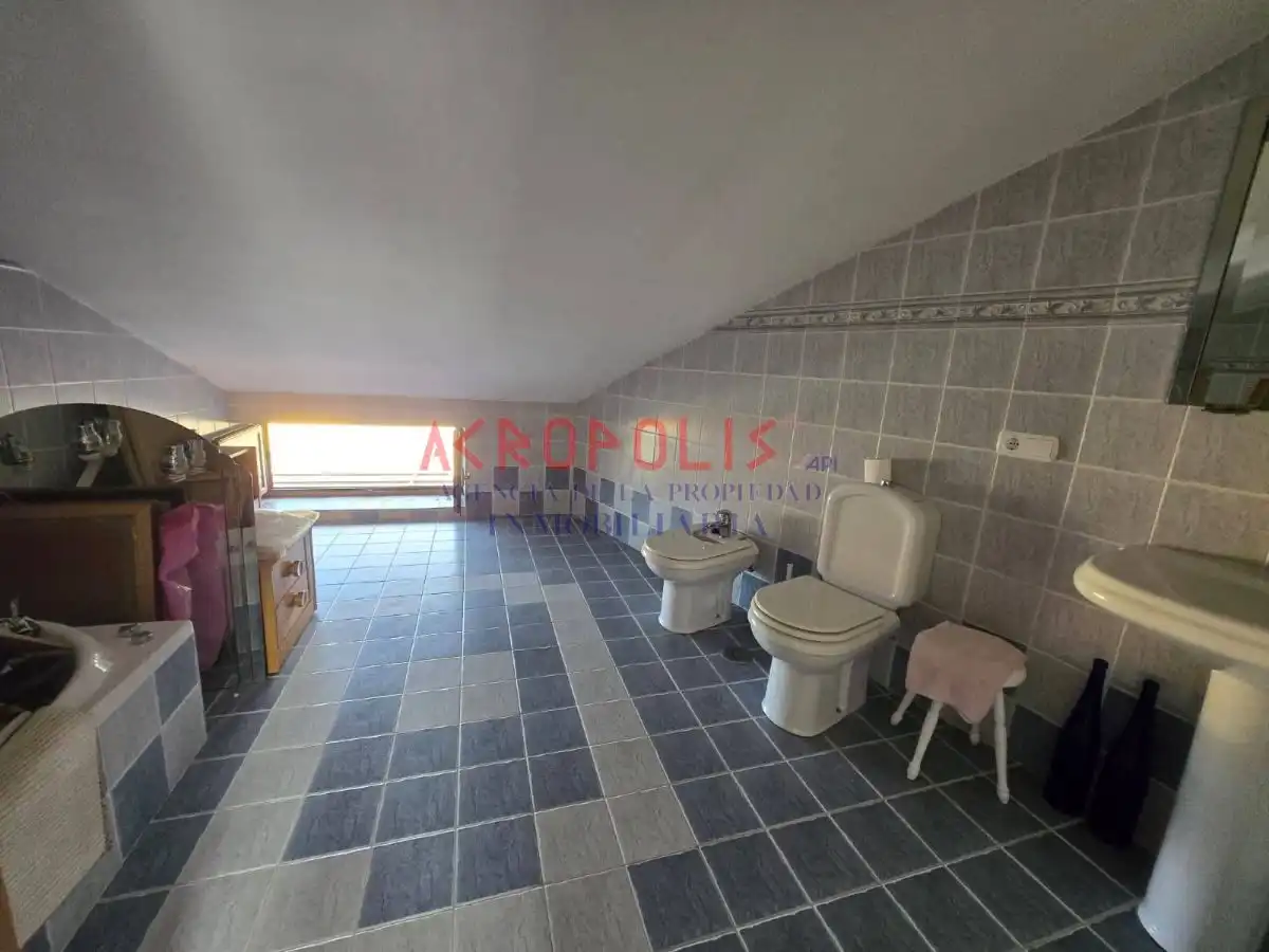 Bathroom of Houses for sale in Onzonilla  with Heating, Terrace and Storage room