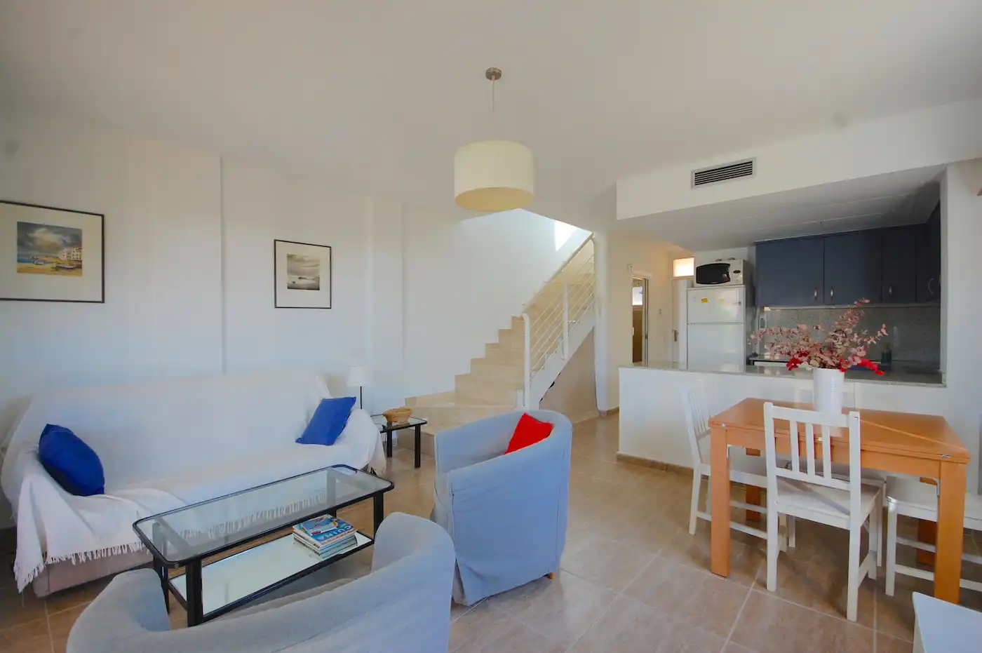 Sala de estar de Casa adosada en venta en L'Escala con Aire acondicionado, Calefacción y Jardín privado