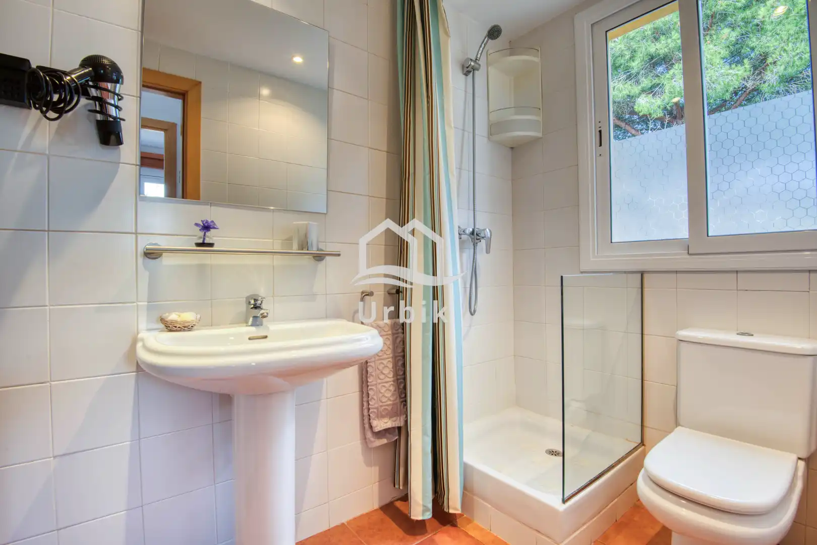 Baño de Casa adosada en venta en Castell d'Aro, Platja d'Aro i s'Agaró con Aire acondicionado, Calefacción y Jardín privado