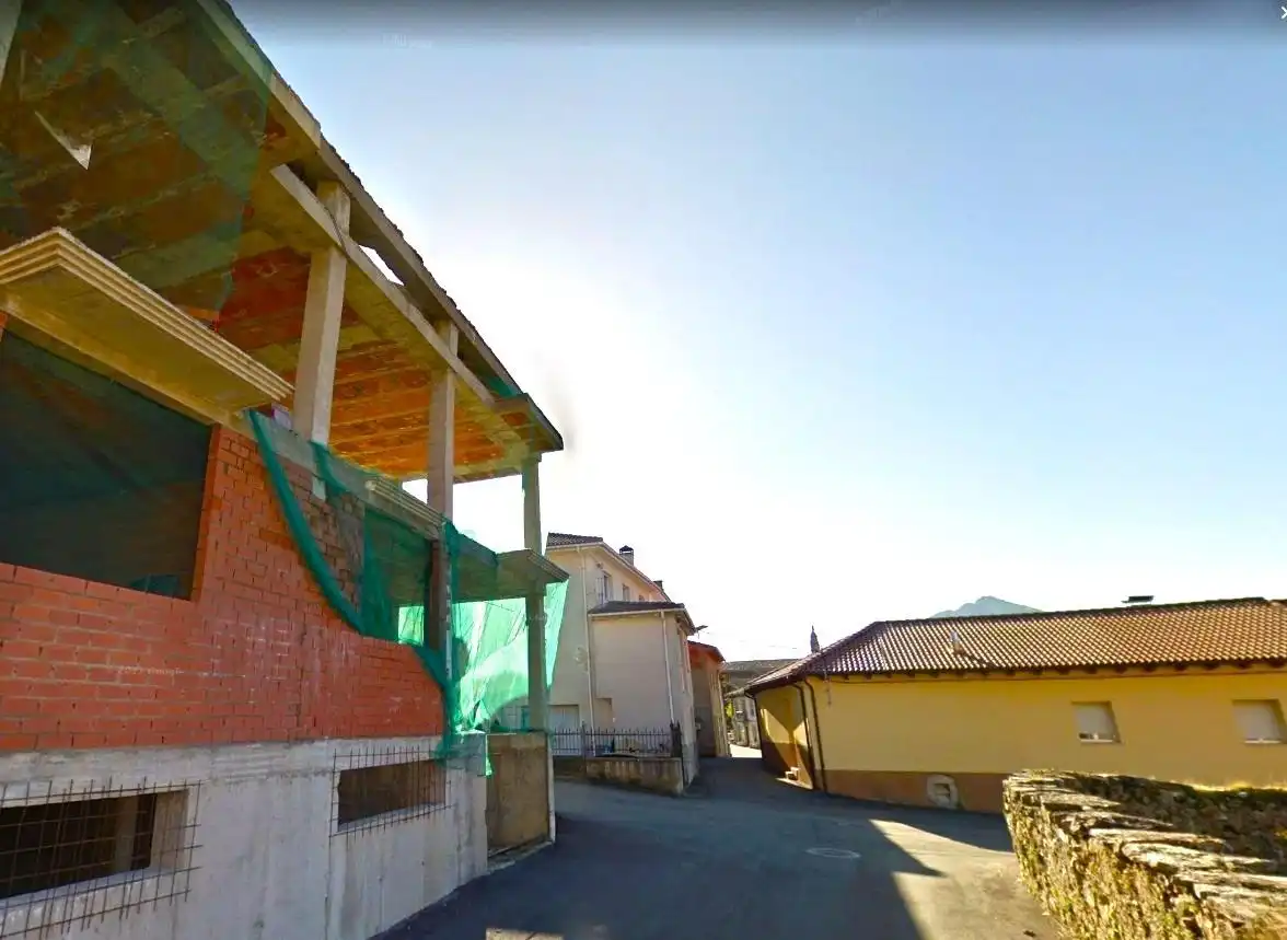 Vista exterior de Edificio en venta en Puebla de Lillo