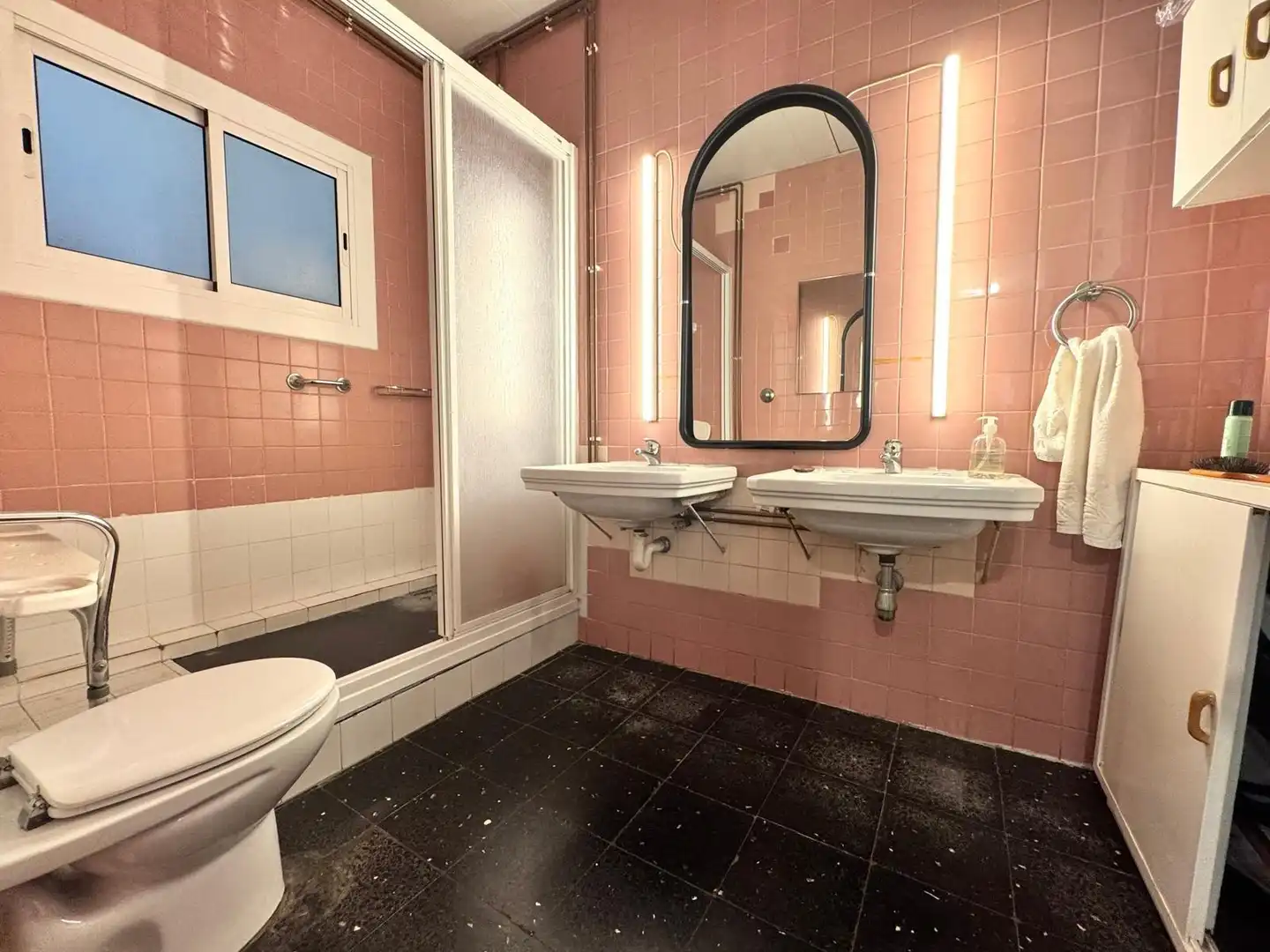Badezimmer von Wohnung zum Verkauf in Barcelona mit Klimaanlage, Heizung und Balkon