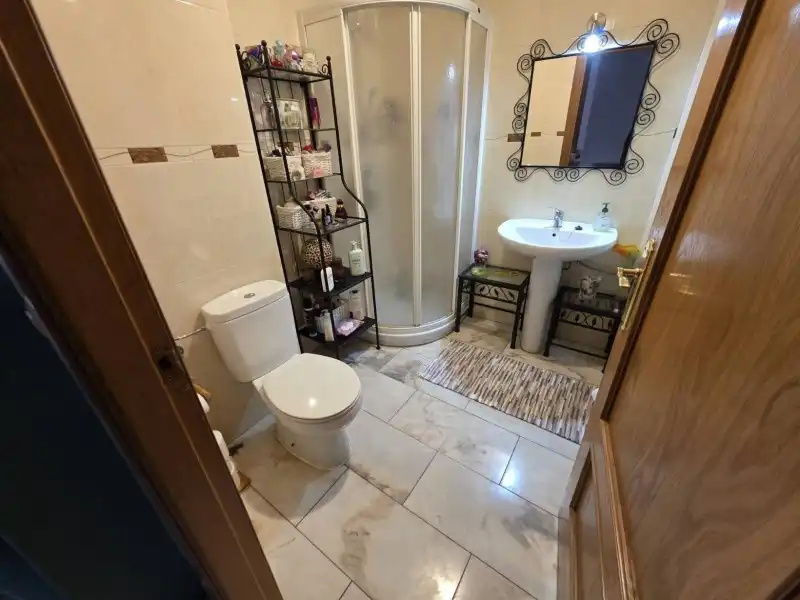 Bany de Casa o xalet en venda en Plasencia amb Aire condicionat, Jardí privat i Terrassa