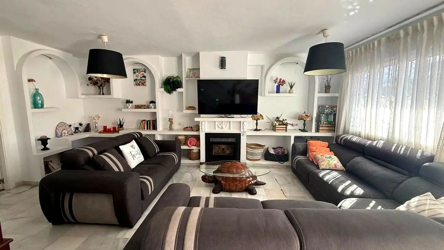 Sala de estar de Casa adosada en venta en Málaga con Aire acondicionado y Piscina comunitaria
