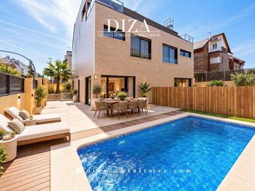 Casa con piscina en venta en Calle Anunciadora