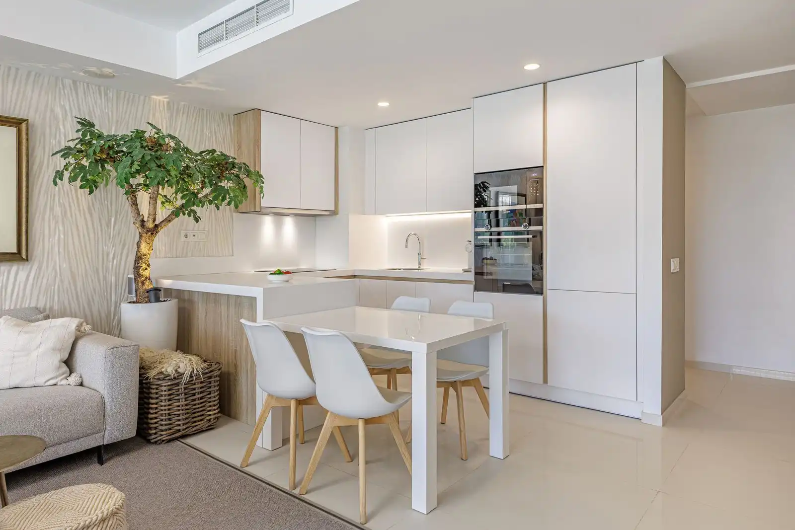 Cuina de Apartament en venda en Benahavís amb Jardí privat, Terrassa i Traster