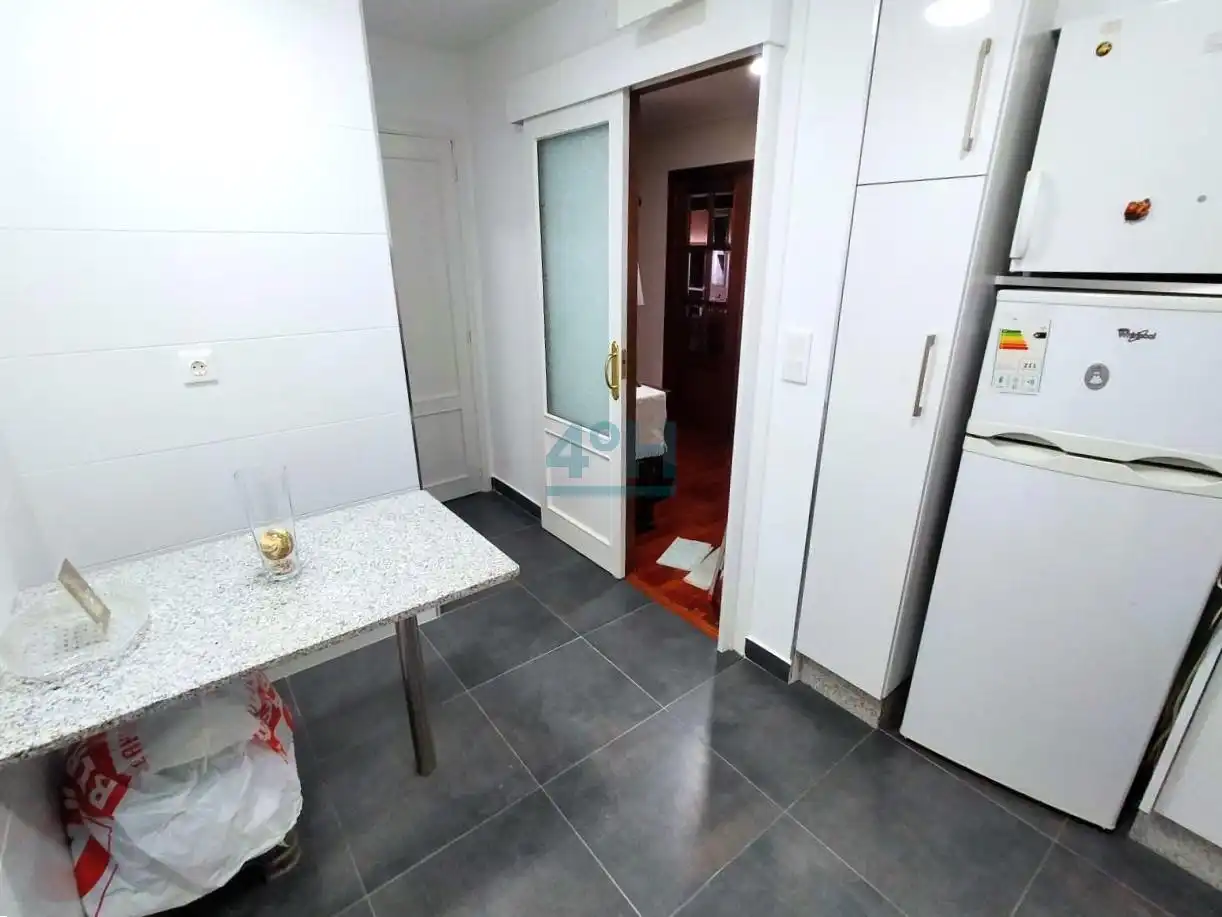 Cuina de Pis de lloguer en Ourense Capital  amb Calefacció, Parquet i Moblat