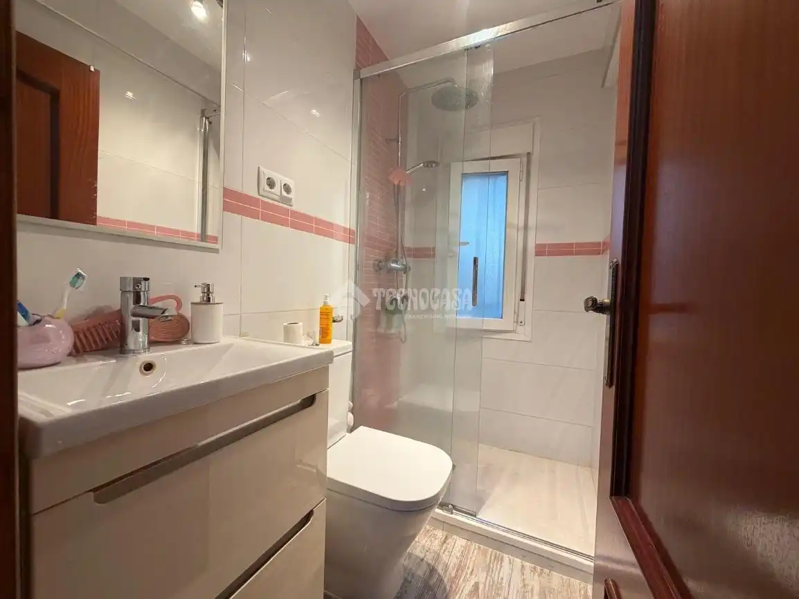 Bathroom of Flat for sale in Madrid