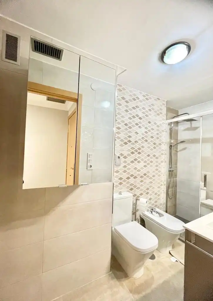 Baño de Piso de alquiler en Granada con Aire acondicionado, Calefacción y Amueblado