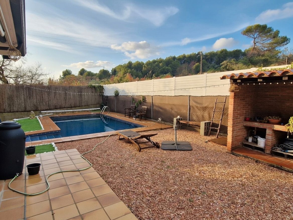 Piscina de Casa adosada en venda en Terrassa amb Aire condicionat, Calefacció i Jardí privat