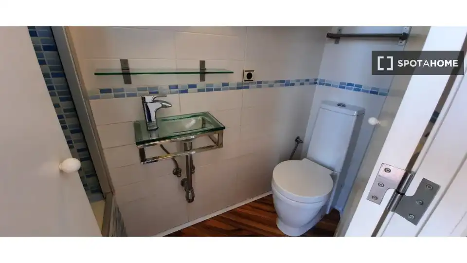 Bathroom of Flat for rent in Valencia  with Air Conditioner, Heating and Furnished