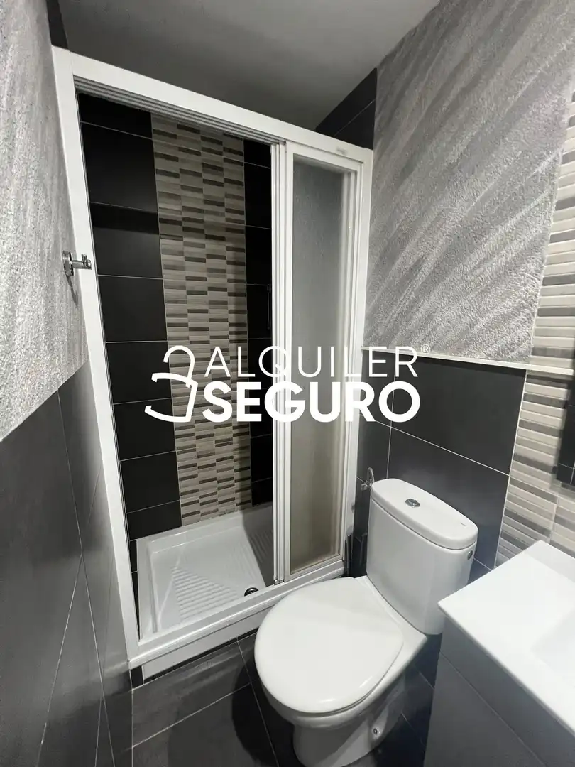 Bathroom of Flat for rent in Madrid  with Furnished