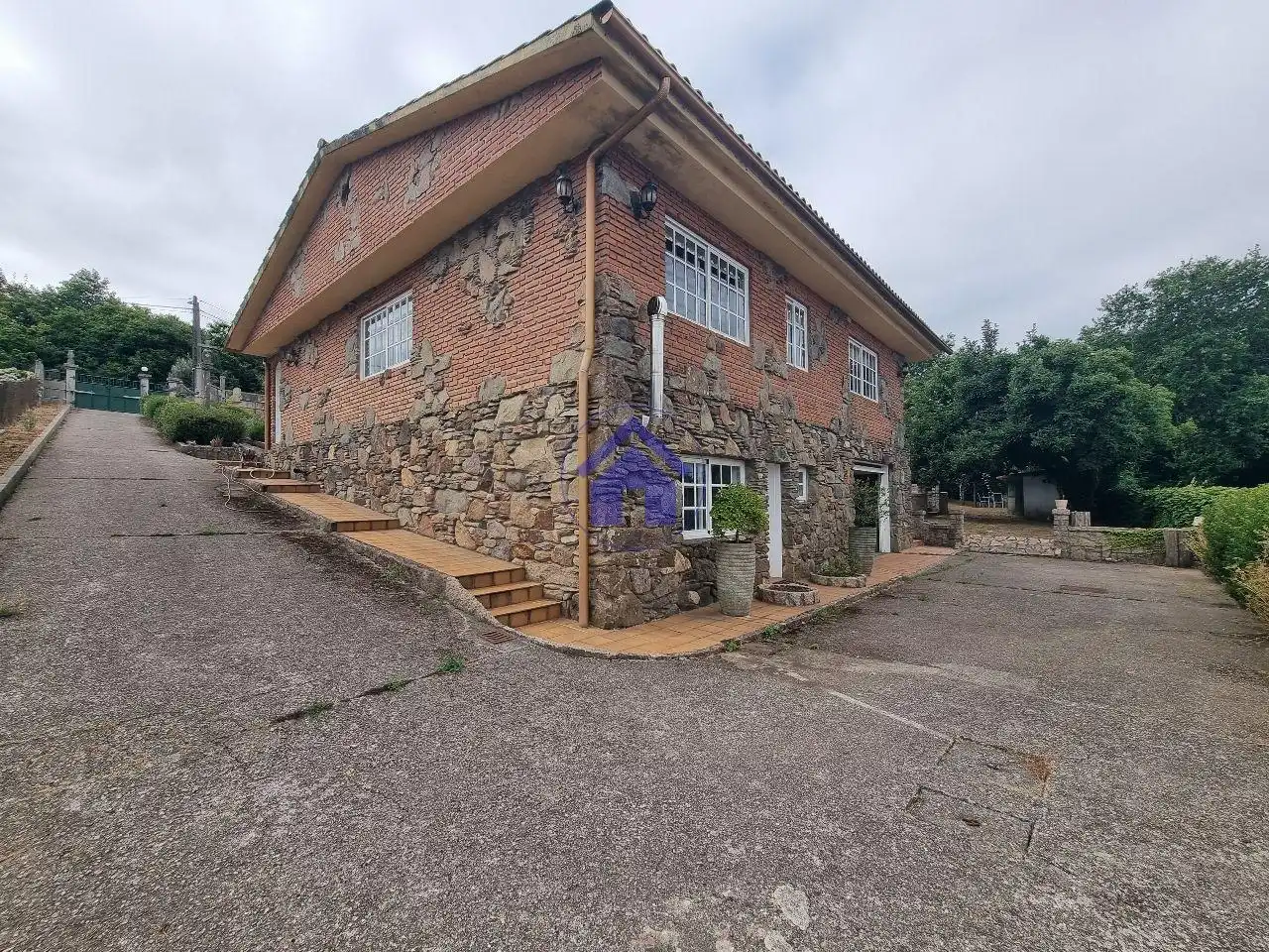 Vista exterior de Casa o xalet en venda en Gondomar amb Calefacció, Jardí privat i Moblat