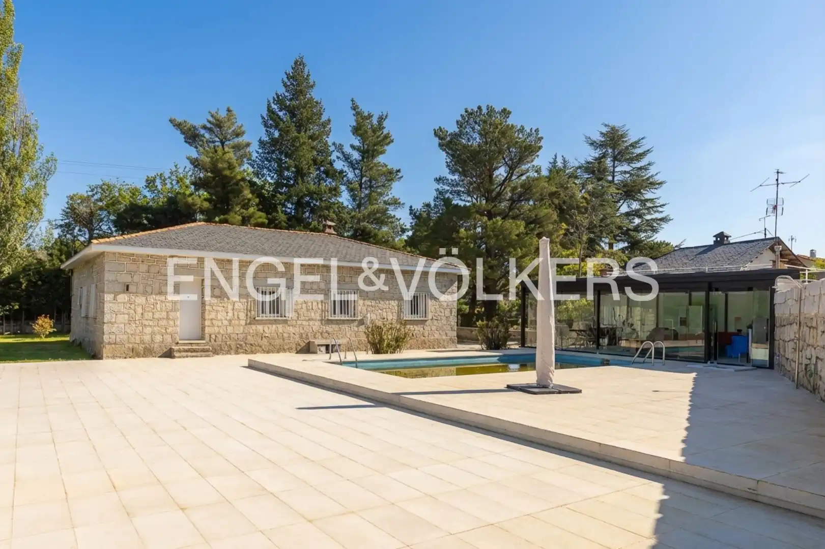 Vista exterior de Casa o chalet en venta en La Cabrera con Calefacción, Jardín privado y Piscina