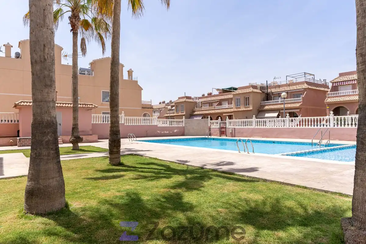 Piscina de Casa adosada de lloguer en Santa Pola amb Aire condicionat, Calefacció i Jardí privat