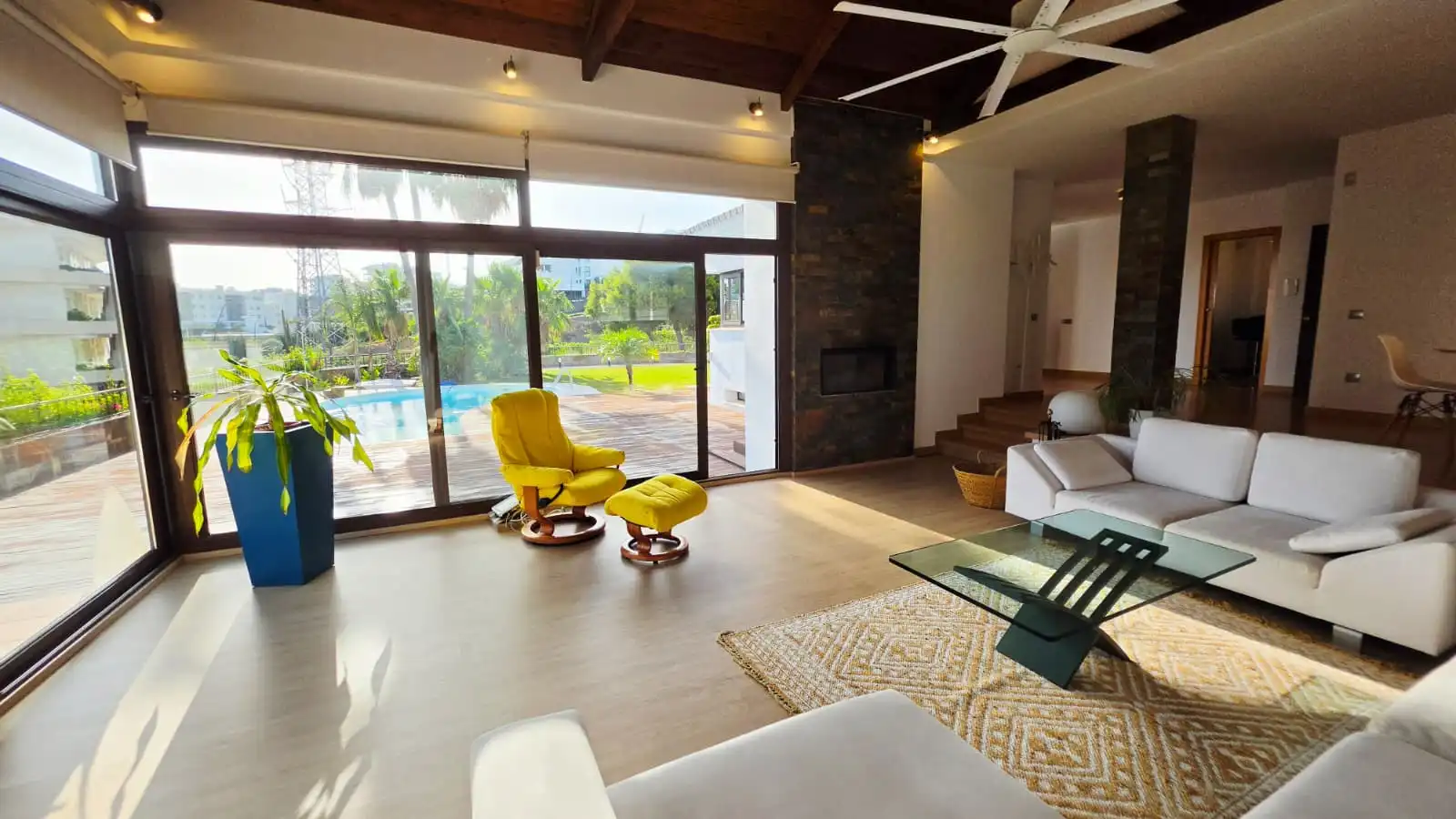 Sala d'estar de Casa o xalet en venda en Fuengirola amb Aire condicionat, Jardí privat i Terrassa