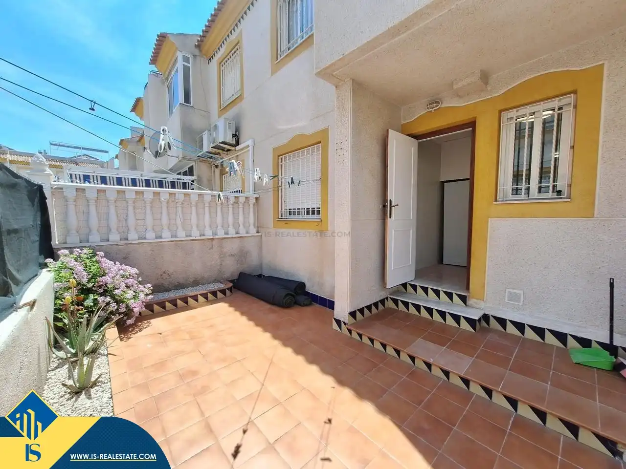 Vista exterior de Casa o xalet en venda en Torrevieja amb Aire condicionat, Jardí privat i Terrassa