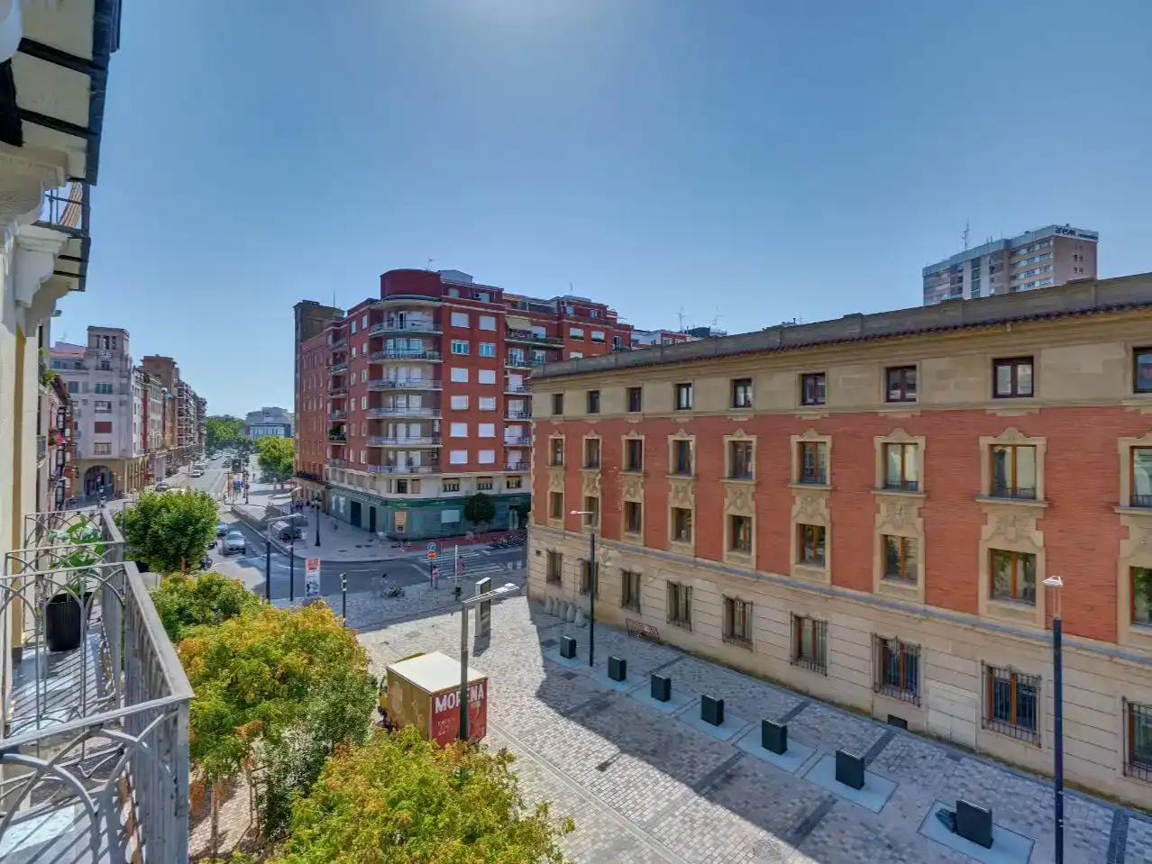 Vista exterior de Pis en venda en  Logroño