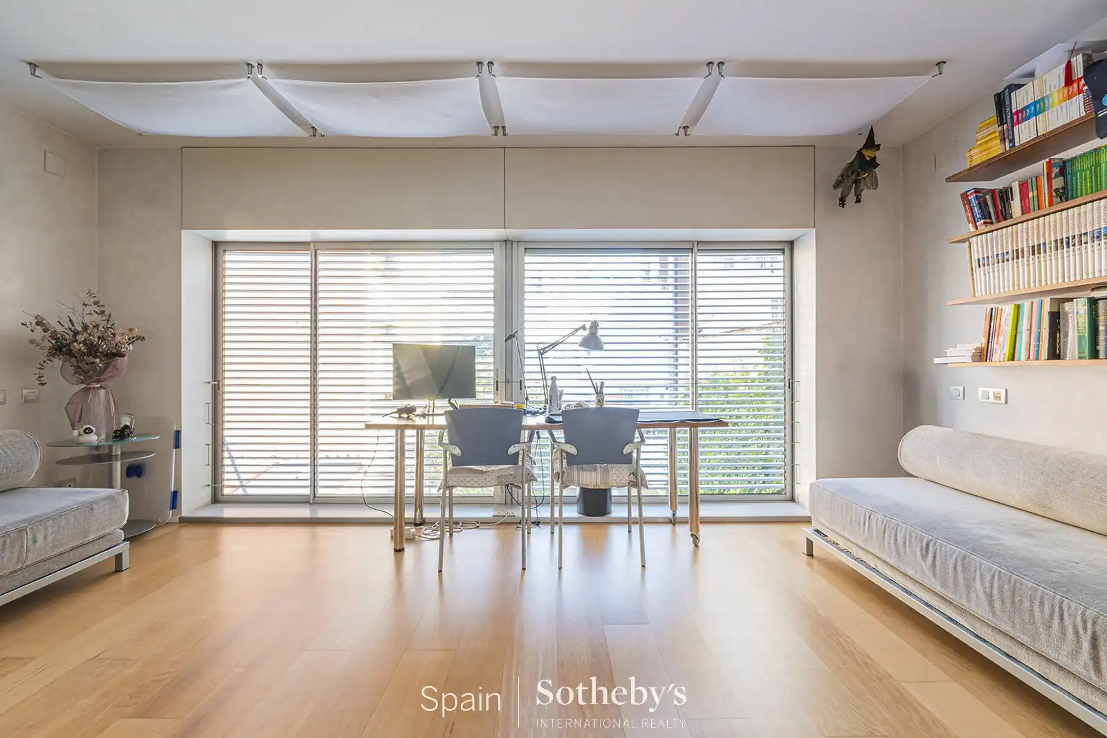 Sala d'estar de Casa o xalet en venda en Barcelona amb Aire condicionat, Jardí privat i Terrassa