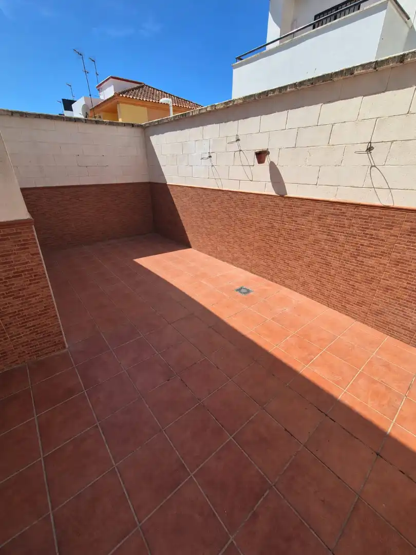 Adossat amb terrassa en venda a Bollullos de la Mitación, imagen 3