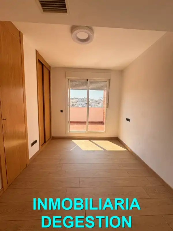 Schlafzimmer von Dachboden zum Verkauf in Linares mit Klimaanlage, Heizung und Parkett
