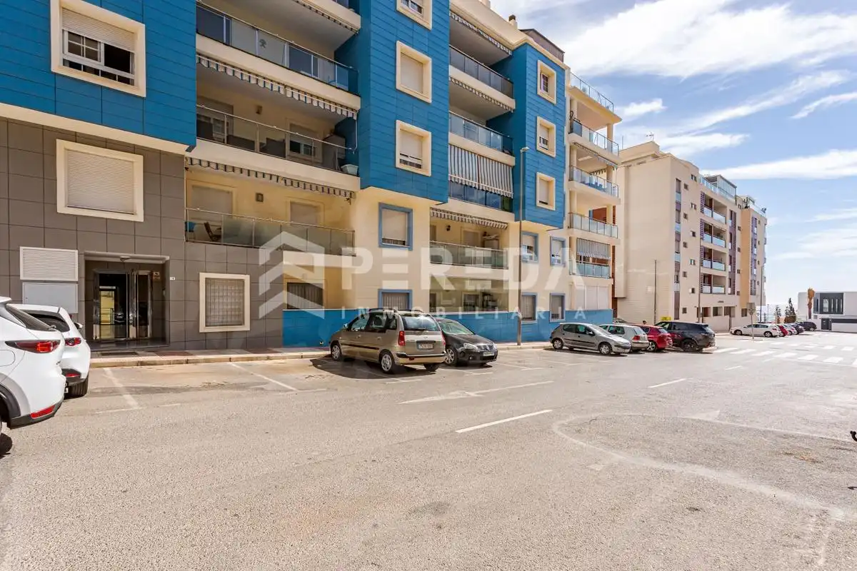 Vista exterior de Ático en venta en Roquetas de Mar con Aire acondicionado, Terraza y Piscina comunitaria