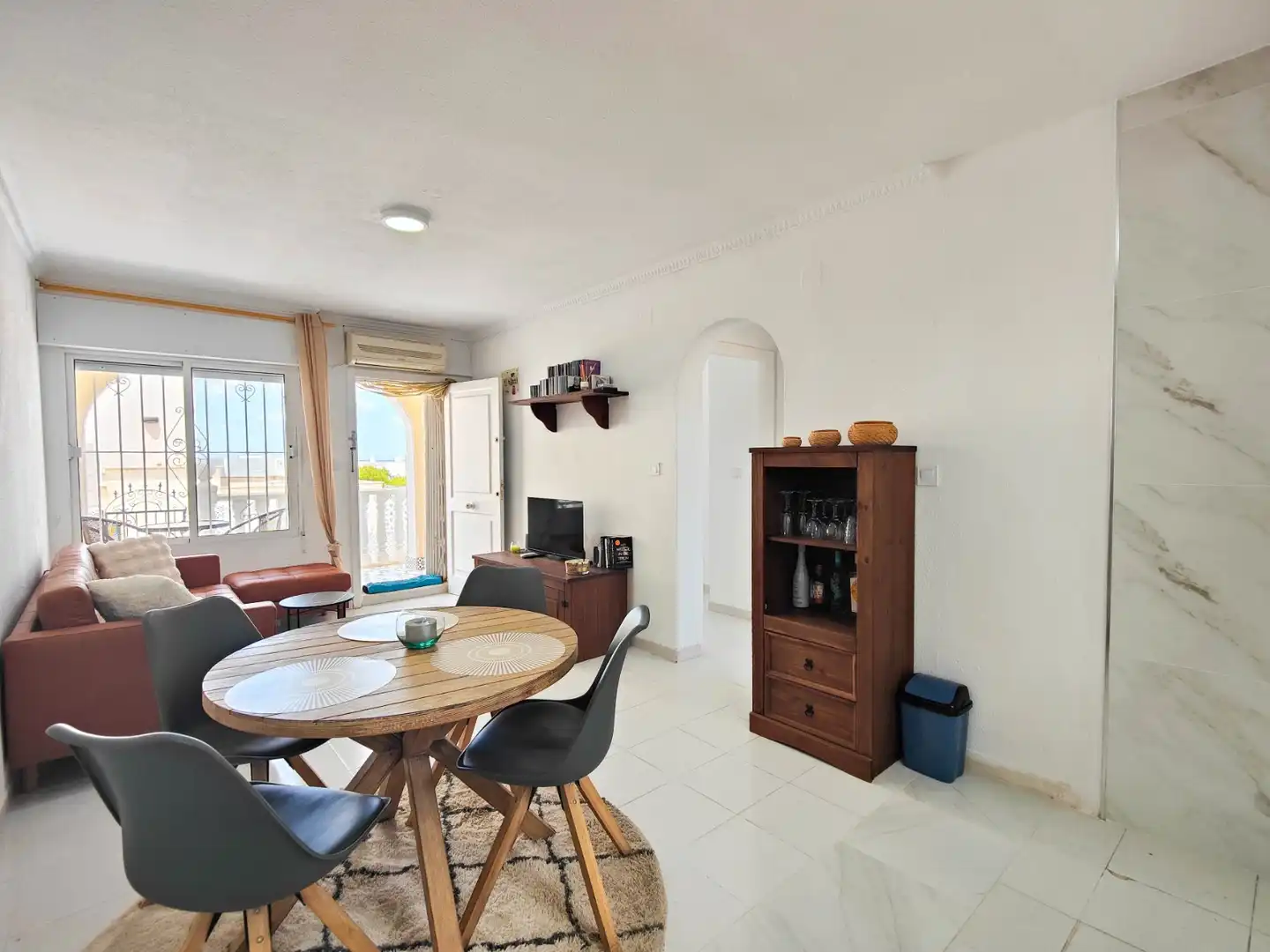 Wohnzimmer von Einfamilien-Reihenhaus zum Verkauf in Torrevieja mit Klimaanlage, Privatgarten und Terrasse