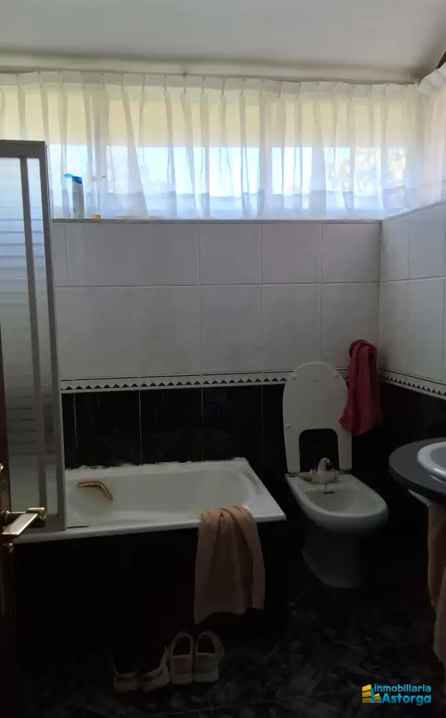 Baño de Casa o chalet en venta en Astorga con Calefacción, Jardín privado y Parquet