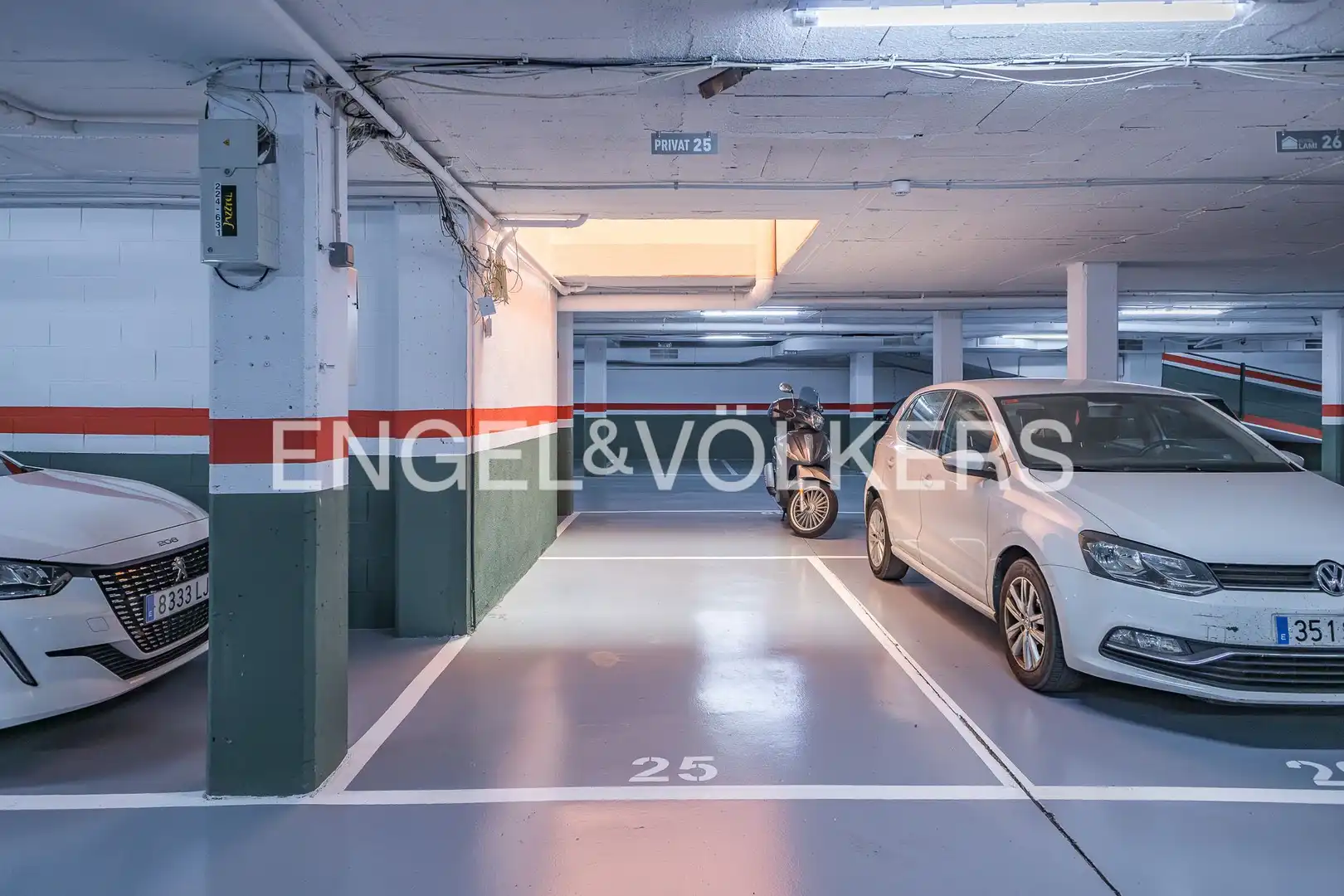 Parking of Flat for rent in Esplugues de Llobregat  with Air Conditioner, Heating and Parquet flooring