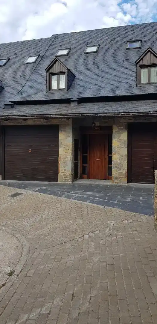Vista exterior de Casa adosada en venda en Naut Aran amb Balcó