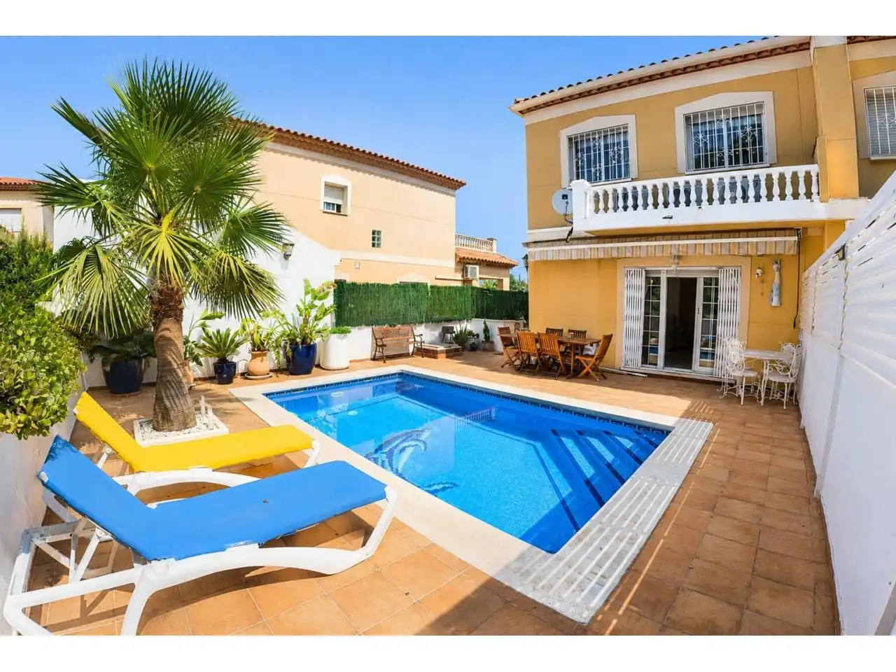 Casa pareada con piscina en venta en Avenida París