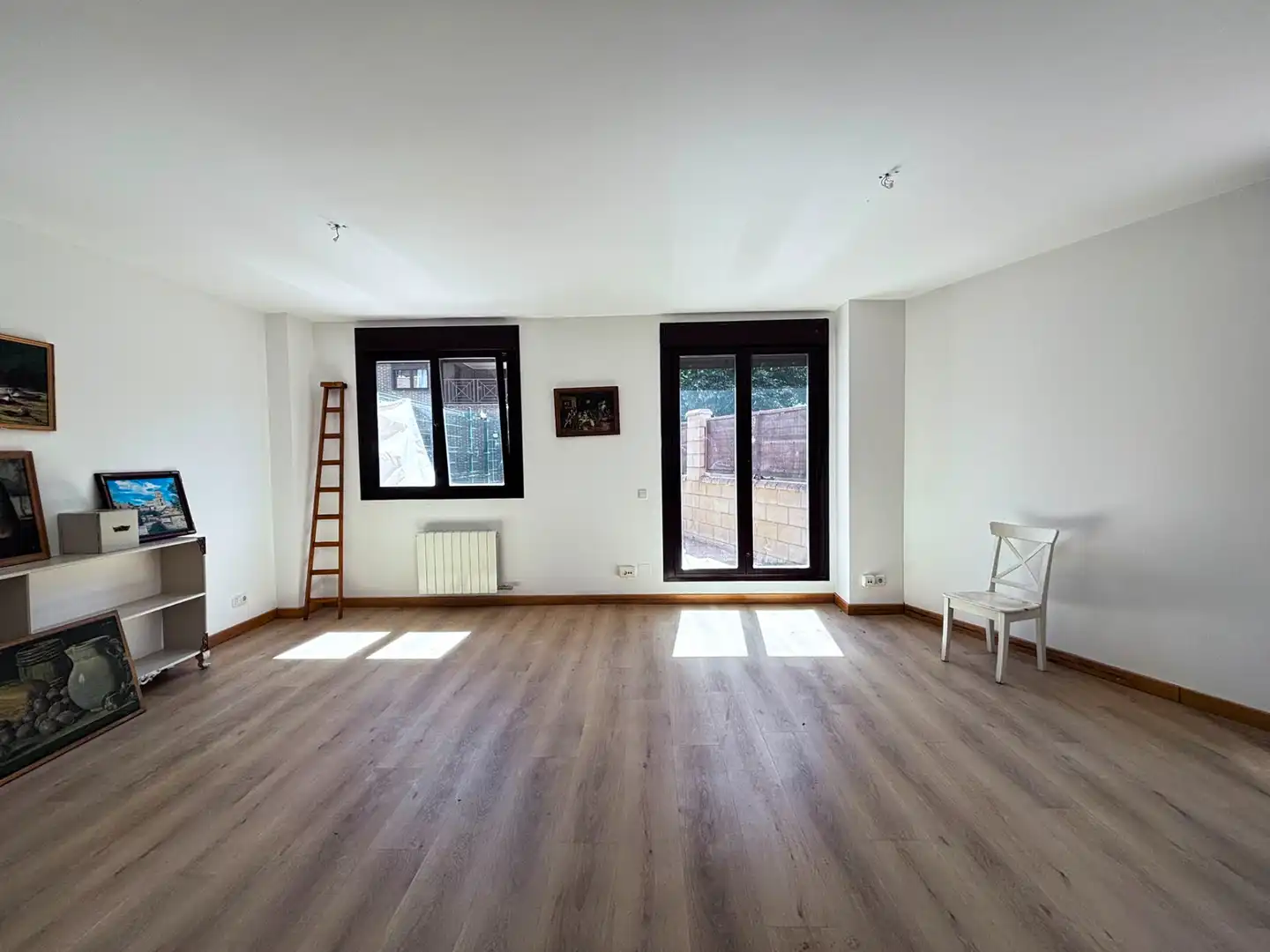 Wohnzimmer von Einfamilien-Reihenhaus zum Verkauf in Burgos mit Heizung, Terrasse und Abstellraum