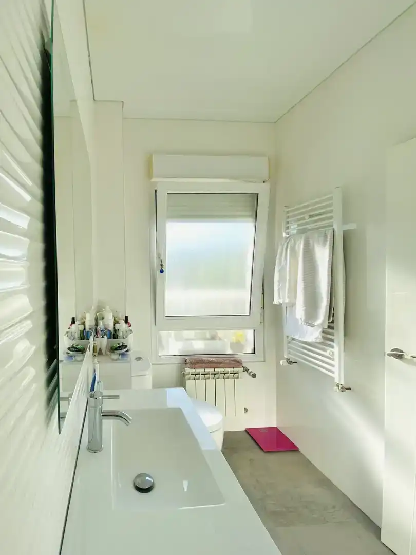 Badezimmer von Wohnung zum Verkauf in Entrambasaguas mit Balkon