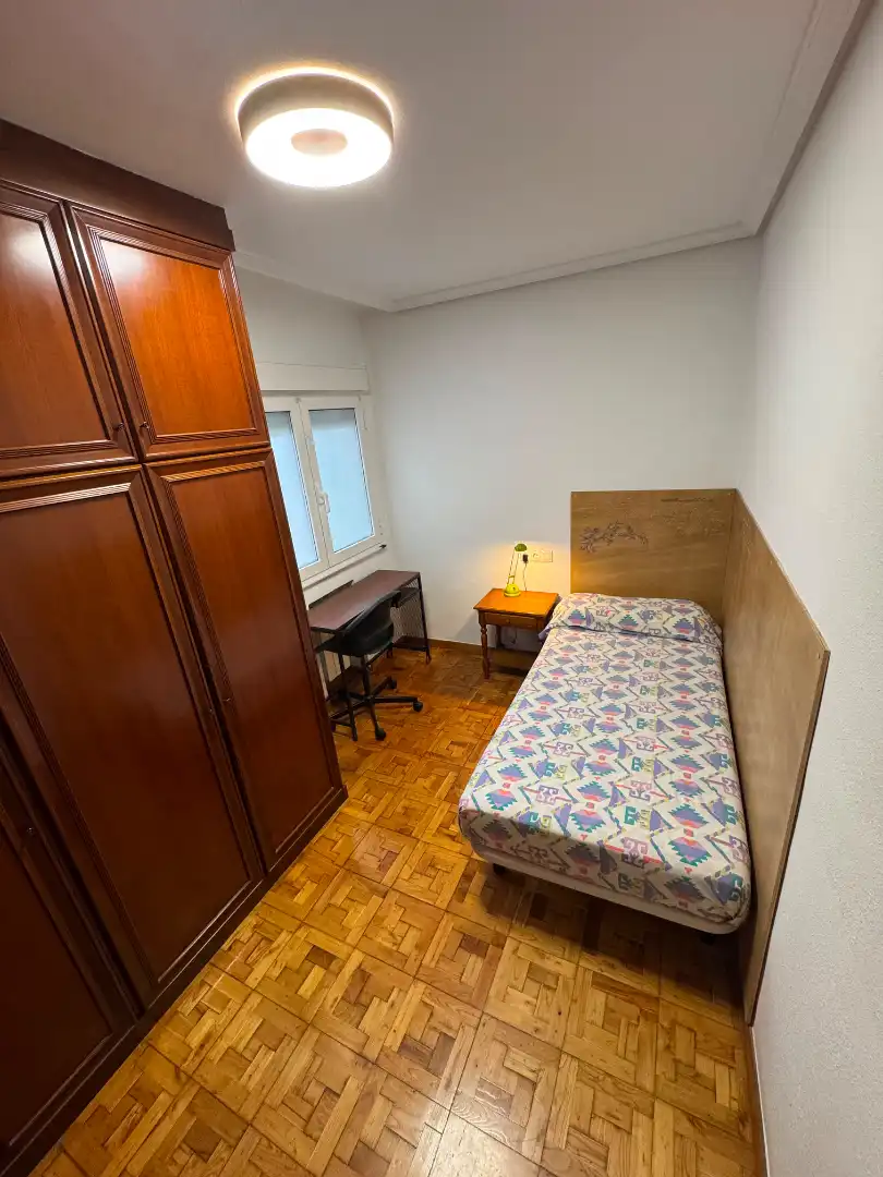 Schlafzimmer von Wohnung zur Miete in Oviedo  mit Heizung, Parkett und Möbliert