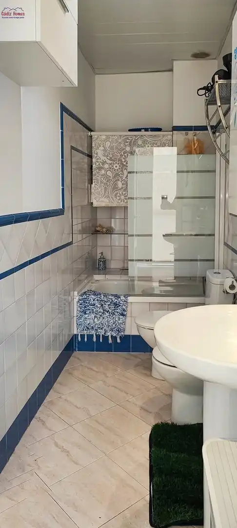 Bathroom of Flat for sale in Cádiz  with Air Conditioner, Heating and Parquet flooring