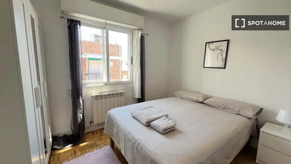 Bedroom of Flat for rent in Madrid  with Air Conditioner, Heating and Furnished