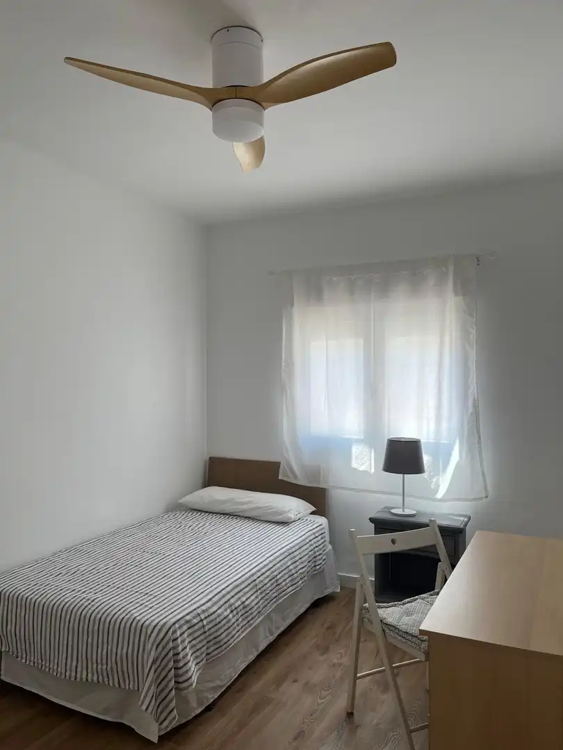 Dormitori de Pis de lloguer en Córdoba amb Parquet, Terrassa i Moblat