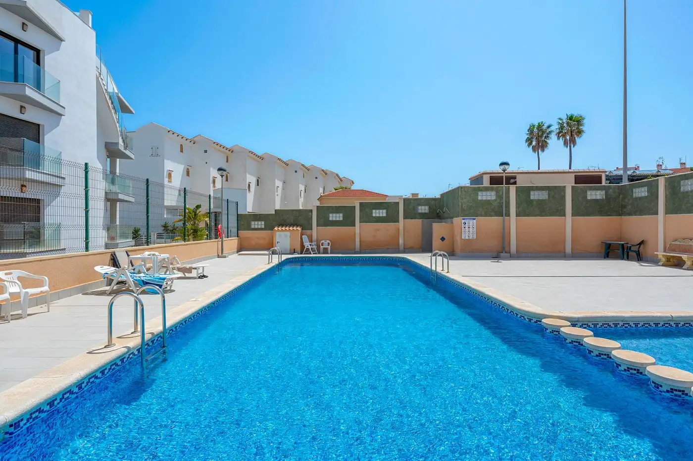 Piscina de Apartamento en venta en Torrevieja con Aire acondicionado, Amueblado y Horno