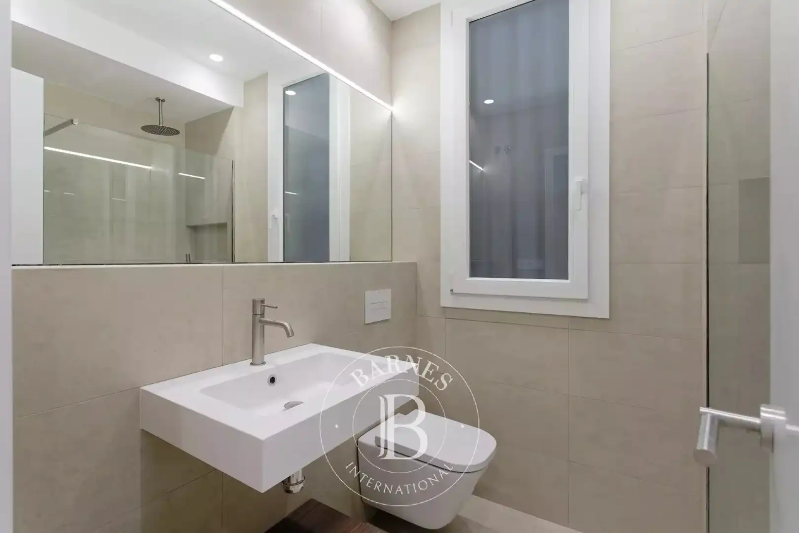 Badezimmer von Wohnung zum Verkauf in Barcelona mit Klimaanlage