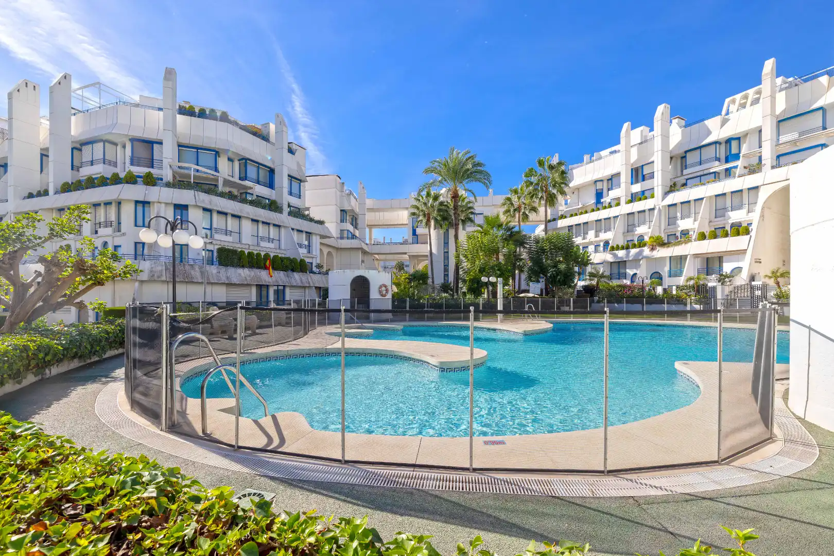 Außenansicht von Erdgeschoss zum Verkauf in Marbella mit Klimaanlage, Heizung und Terrasse