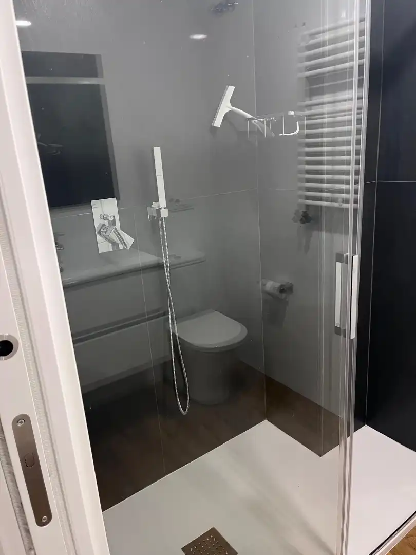 Badezimmer von Wohnung zur Miete in Vigo  mit Heizung, Parkett und Terrasse