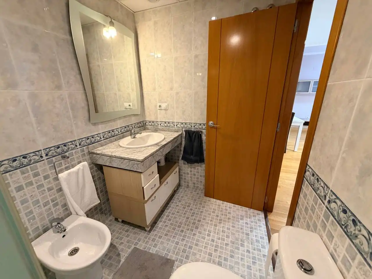 Baño de Piso de alquiler en Gandia con Amueblado, TV y Balcón