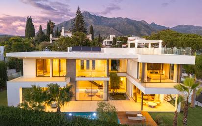 Vista exterior de Casa o xalet en venda en Marbella amb Aire condicionat, Jardí privat i Terrassa