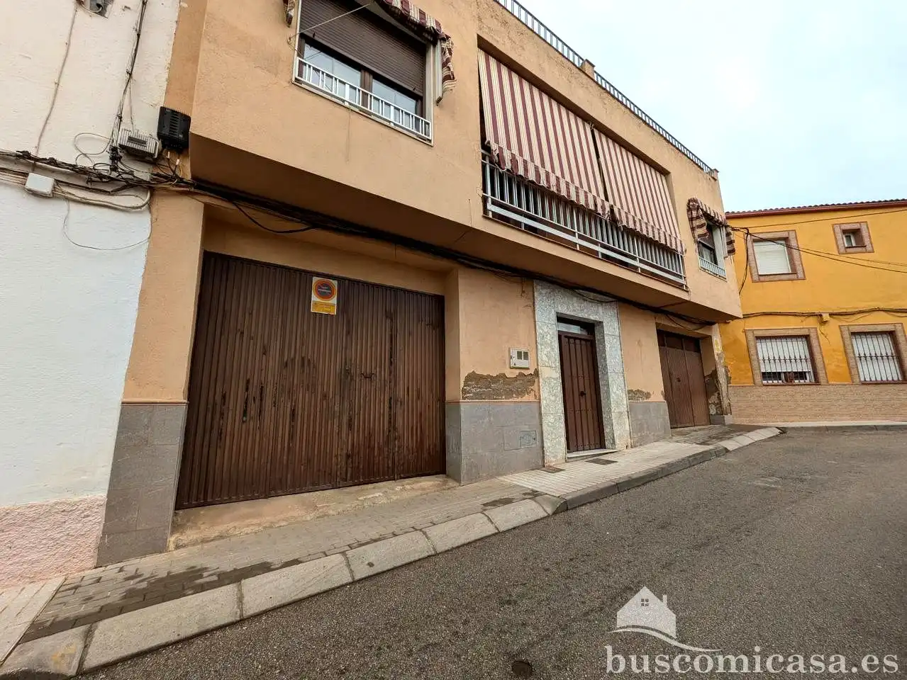 Vista exterior de Casa o xalet en venda en Linares amb Aire condicionat, Terrassa i Balcó
