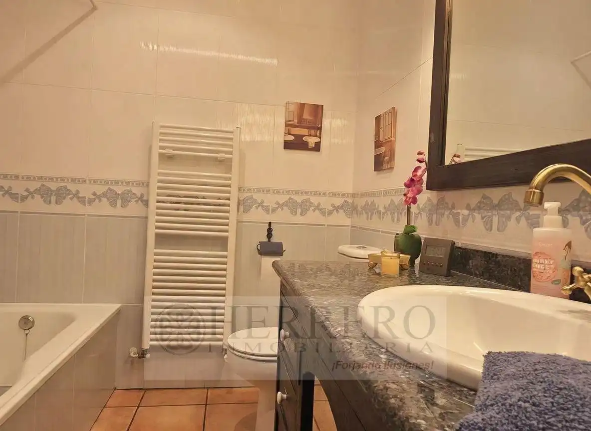 Baño de Casa adosada en venta en Gandia con Aire acondicionado, Calefacción y Jardín privado