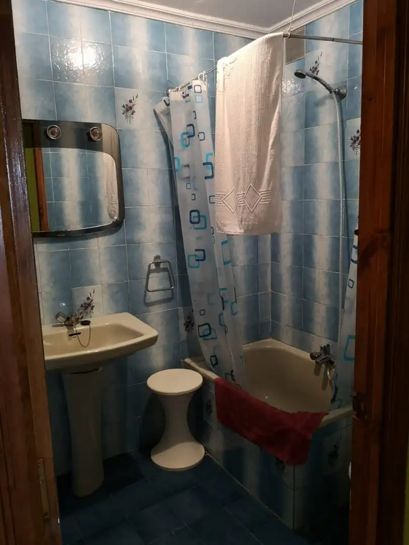 Badezimmer von Erdgeschoss zum Verkauf in Sequeros mit Heizung, Abstellraum und Möbliert