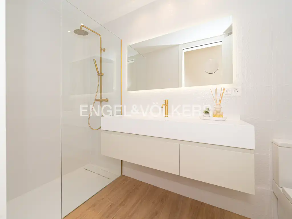 Bathroom of Flat for sale in Benidorm  with Air Conditioner, Terrace and Jacuzzi