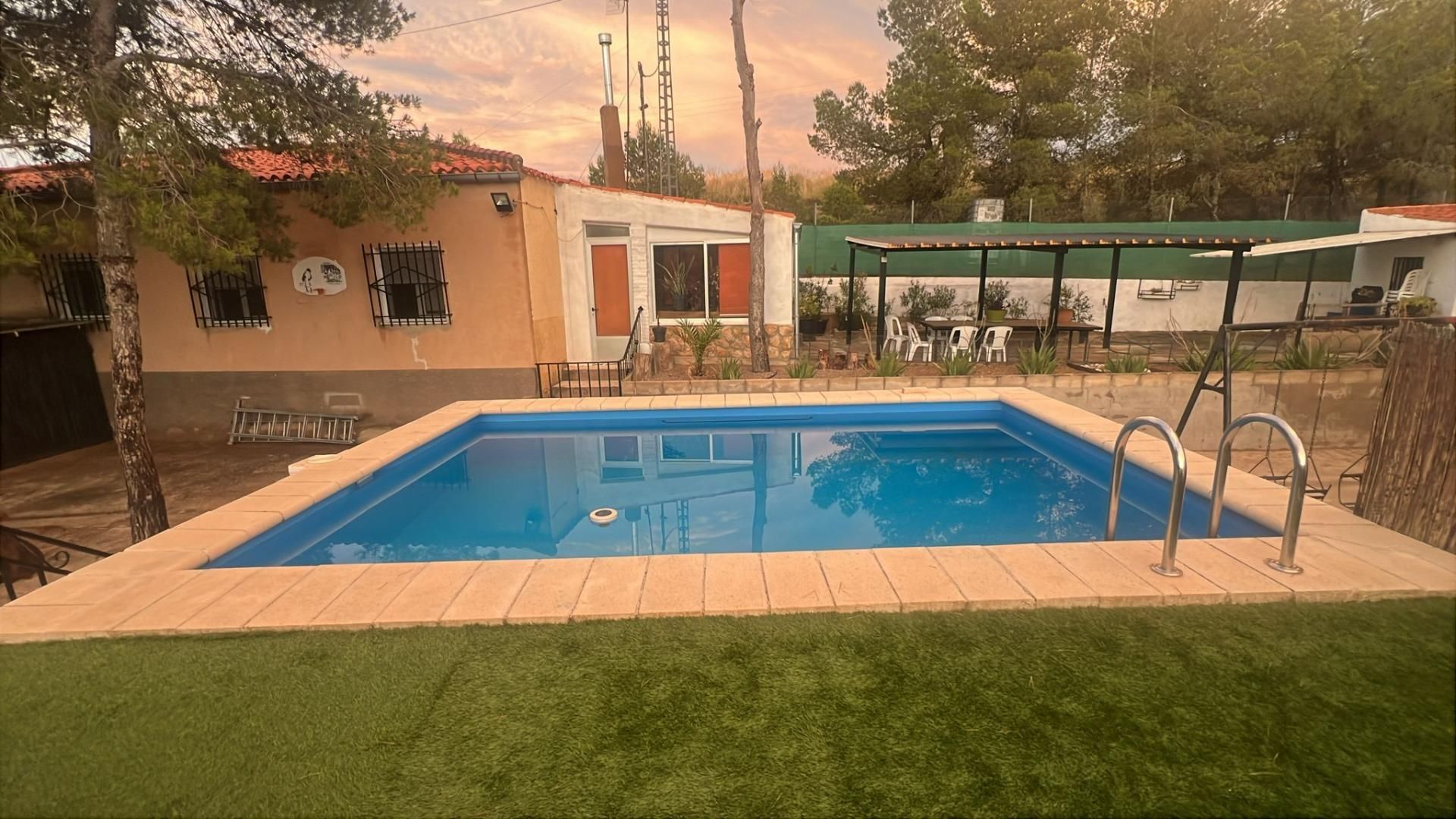 Swimming pool of House or chalet for sale in Almansa